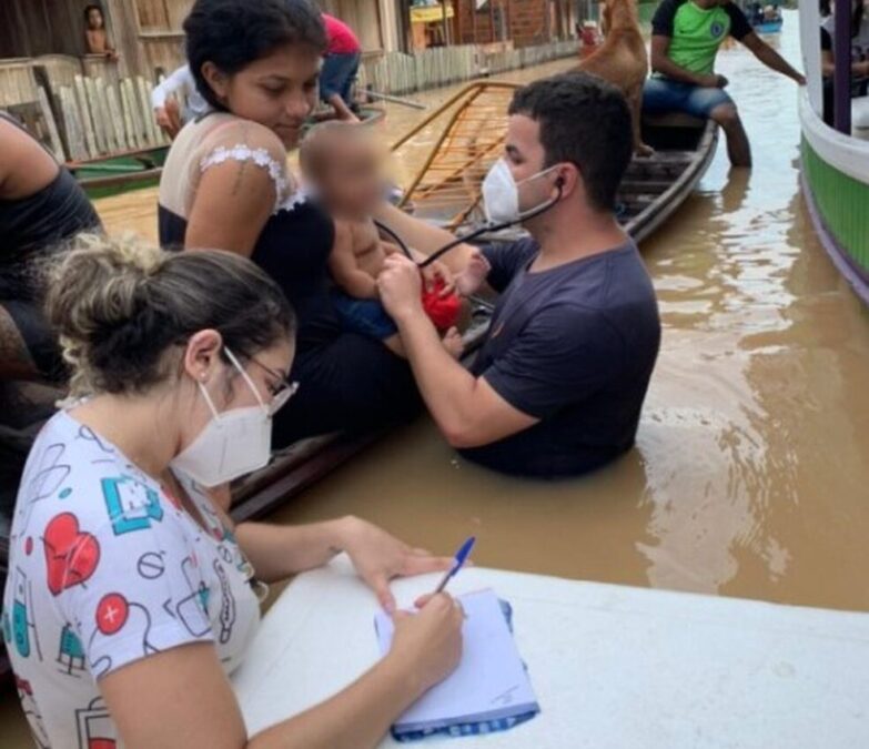 Com cheia de rio, médico de Tarauacá atende bebê dentro da água: ‘tentar amenizar o sofrimento’, diz