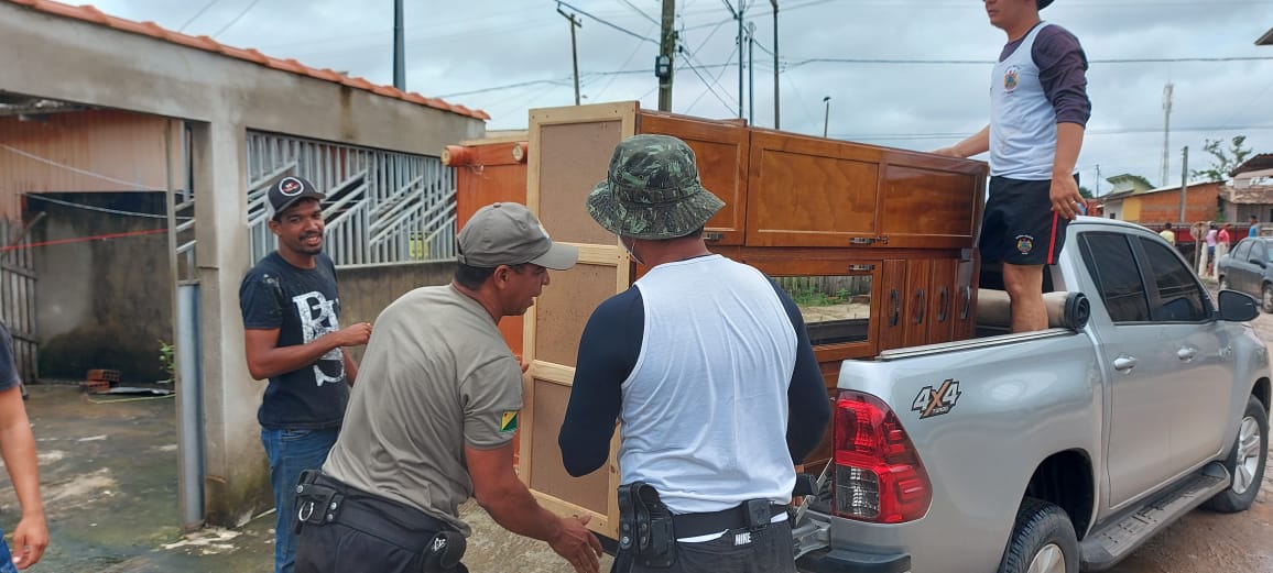 Batalhão da Polícia  Militar de Sena ajuda comunidade afetada pela enchente do Rio Iaco.