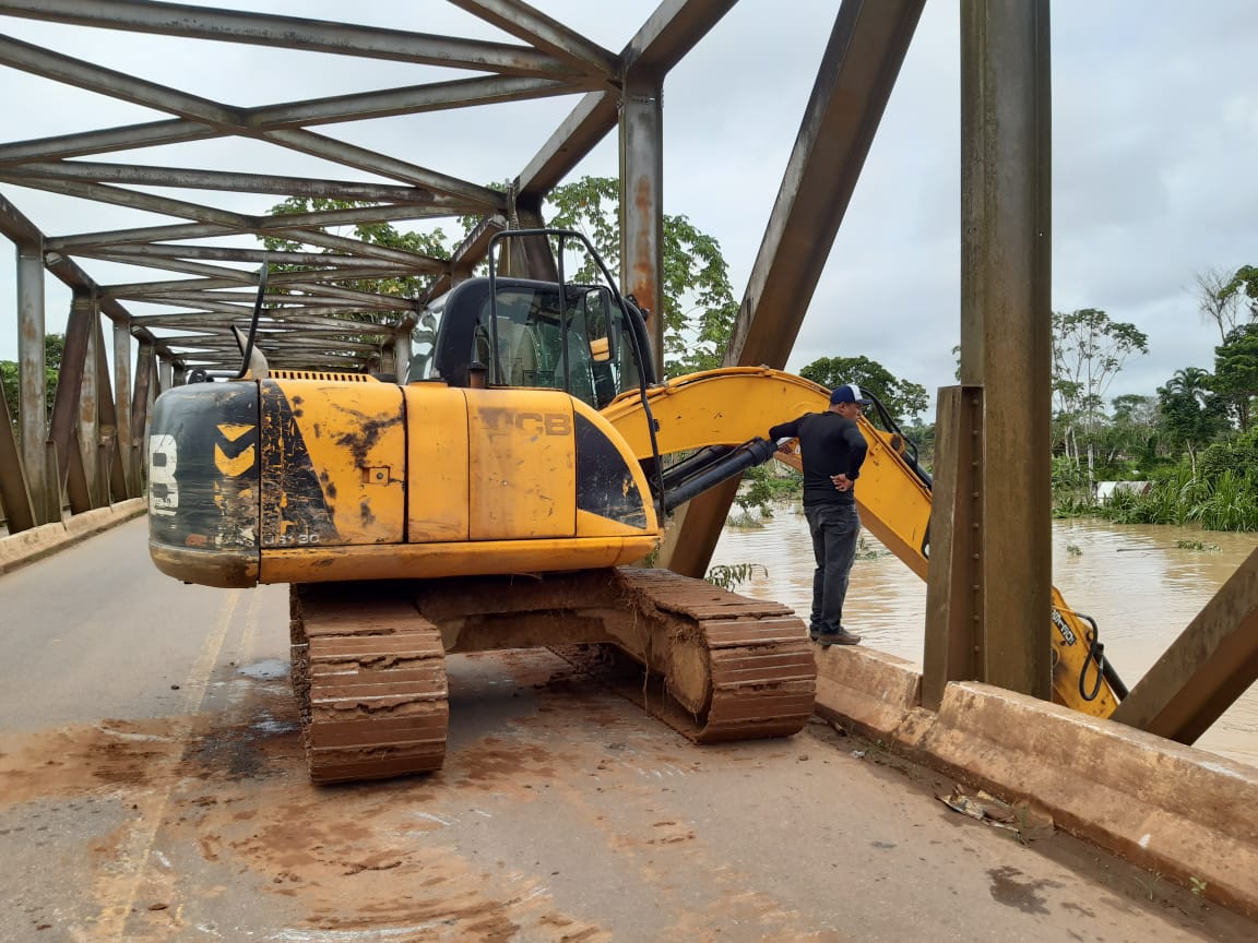 Prefeitura realiza operação para retirada de balseiros da Ponte Metálica em Sena Madureira