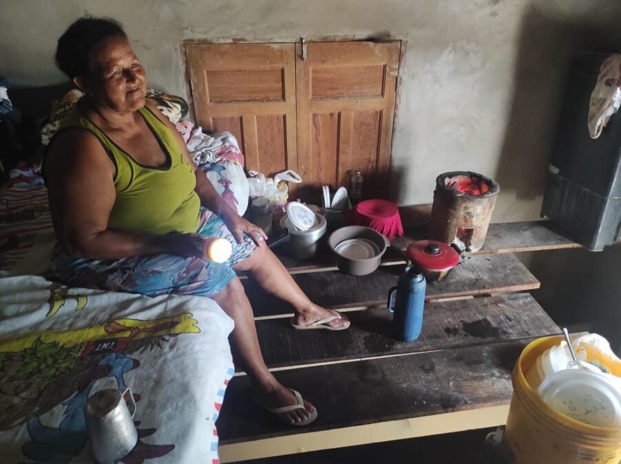 Em Sena Madureira, casal improvisa estrutura para subir móveis e se recusa a sair de casa alagada com medo de furtos