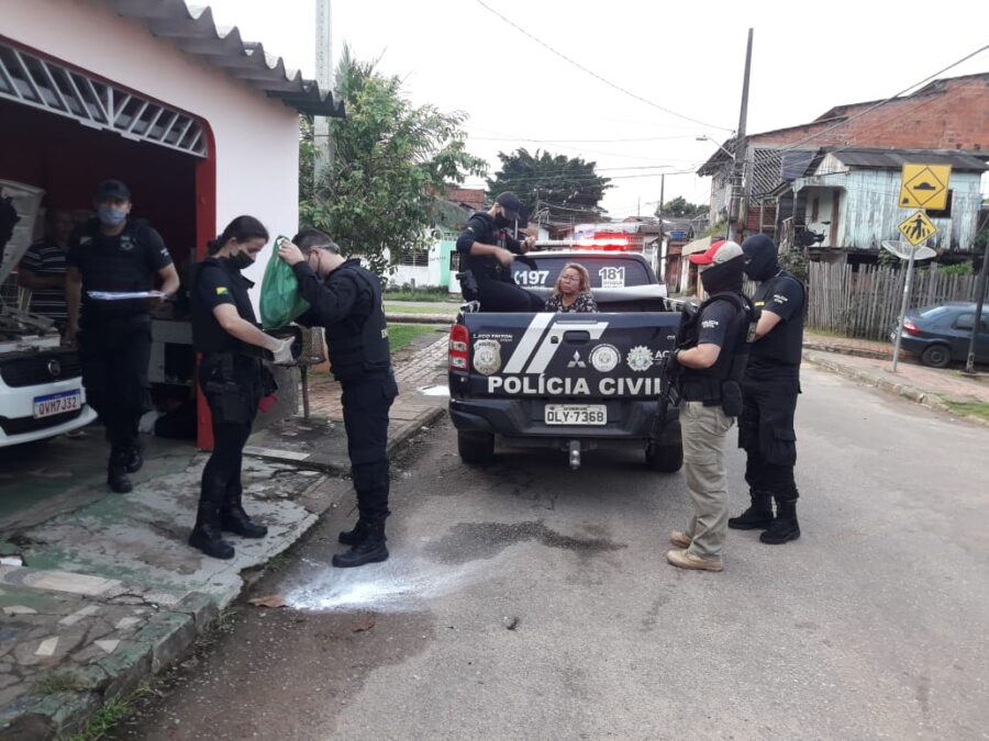 Polícia prende 5 pessoas e fecha ‘boca de fumo’ que fazia delivery de drogas na Capital
