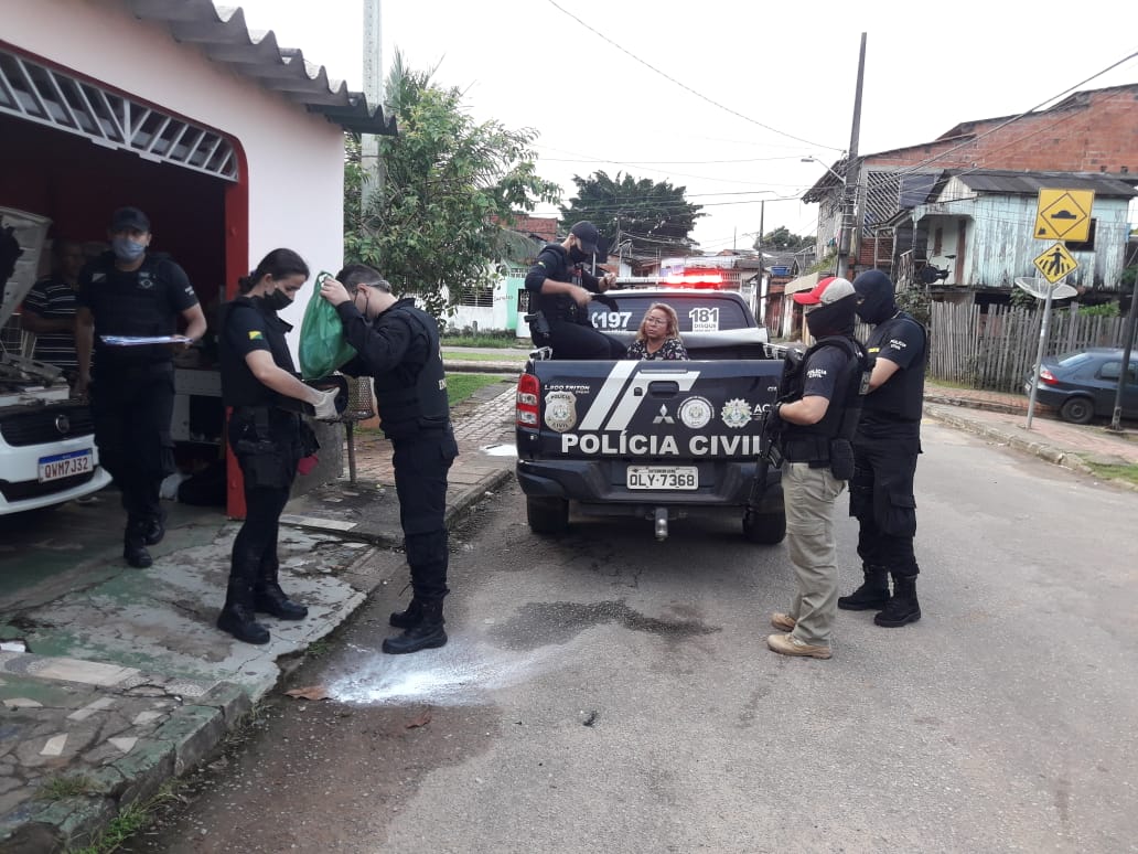 Polícia prende 5 pessoas e fecha ‘boca de fumo’ que fazia delivery de drogas na Capital