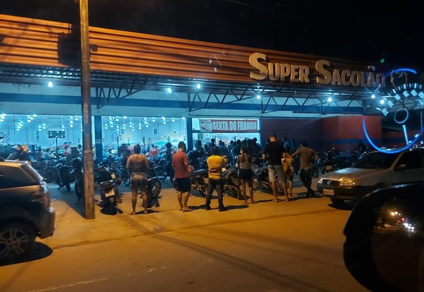 Filas e aglomeração são desnecessárias em supermercados de Sena, já que o mesmos irão funcionar em modo delivery no final de semana