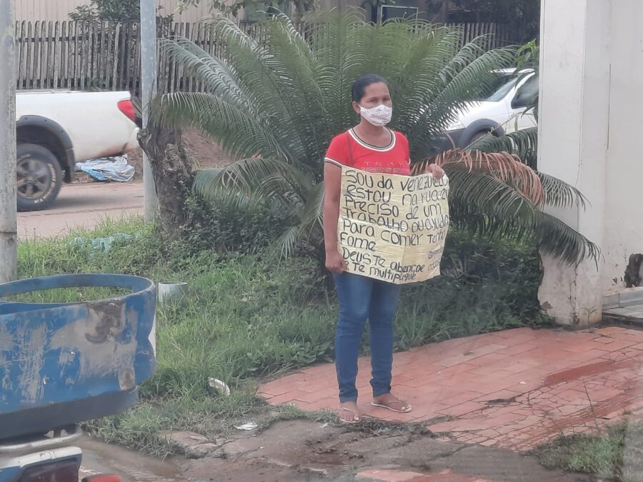 Em Sena, mulheres venezuelanas pedem dinheiro em sinal de trânsito