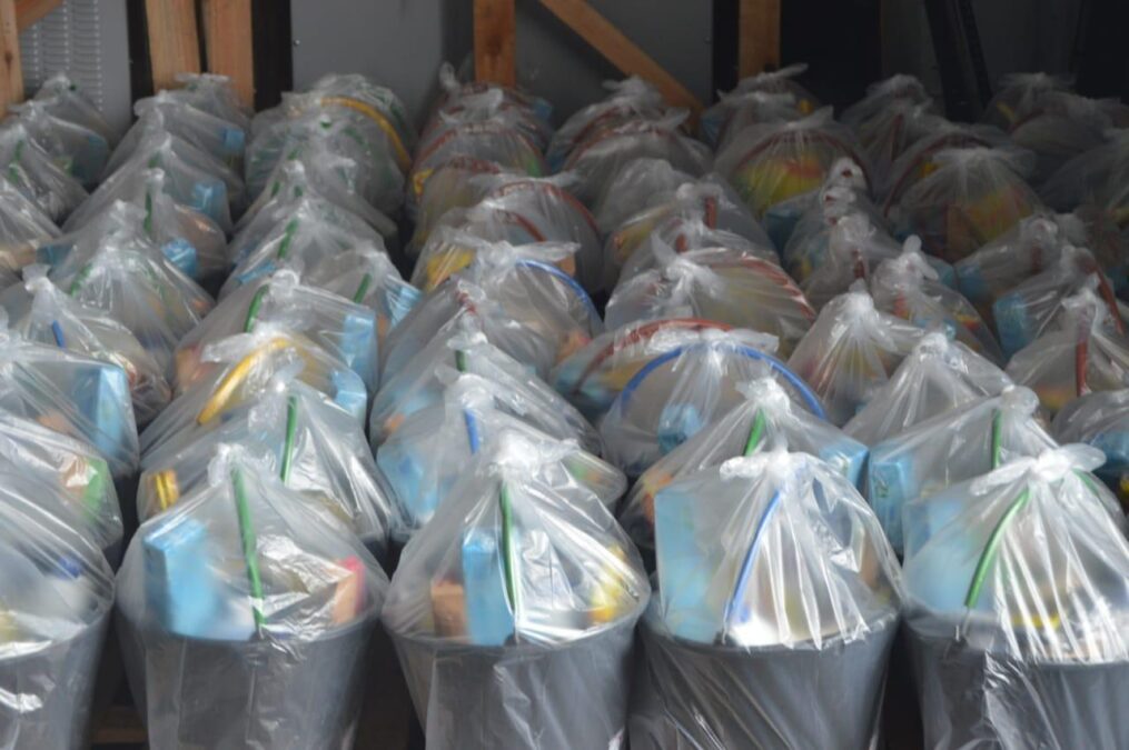 Gabinete Solidário entrega kits de limpeza para famílias atingidas pela alagação