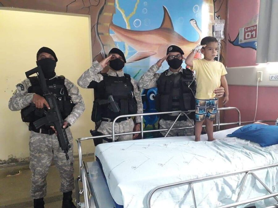 Em Cruzeiro do Sul, criança que tem o sonho de ser policial, recebe a visita de policiais militares no Hospital do Juruá