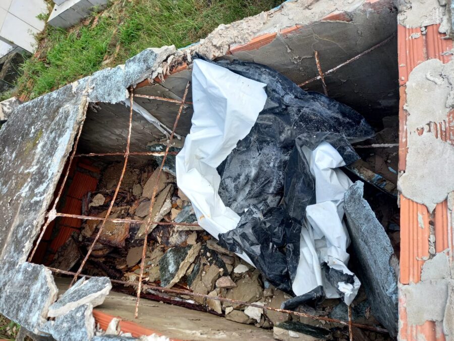 Imagens em cemitério de Sena mostram túmulo aberto e expõem crânio de defunto