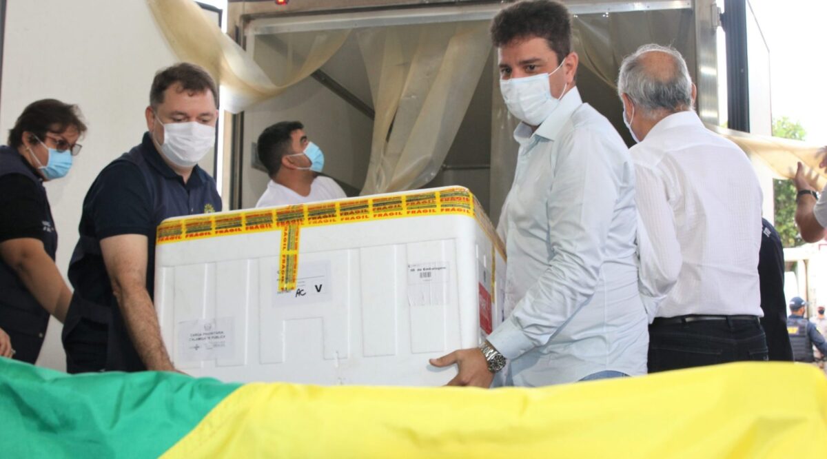 Gladson diz que vai oficializar compra de 2 milhões de doses da vacina Sputnik V esta semana