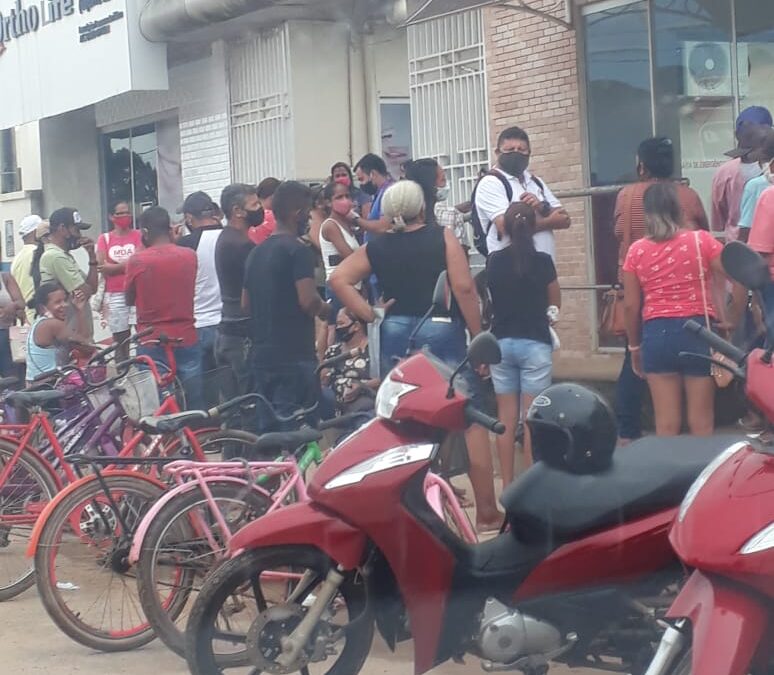 Clientes aglomeram e reclamam da falta de atendimento oferecido pelo Bradesco em Sena Madureira