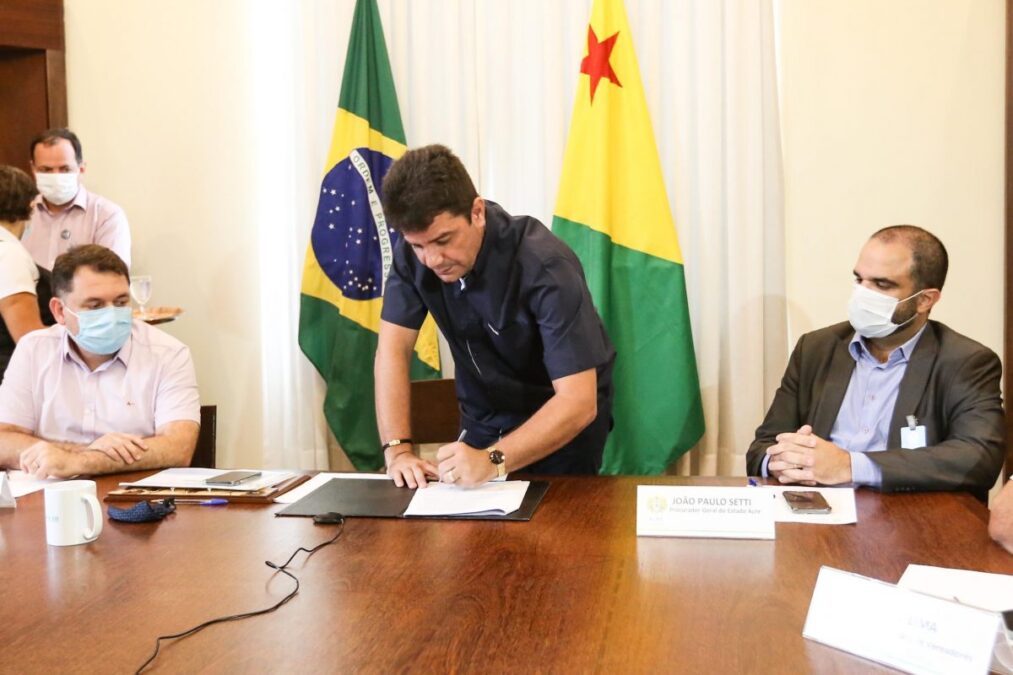 Contrato de aquisição de 700 mil doses da vacina Sputnik V é assinado pelo governador Gladson Cameli
