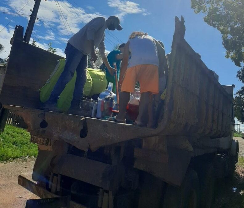 Rio Iaco sai da cota de alerta e famílias desabrigadas começam a voltar para casa em Sena Madureira