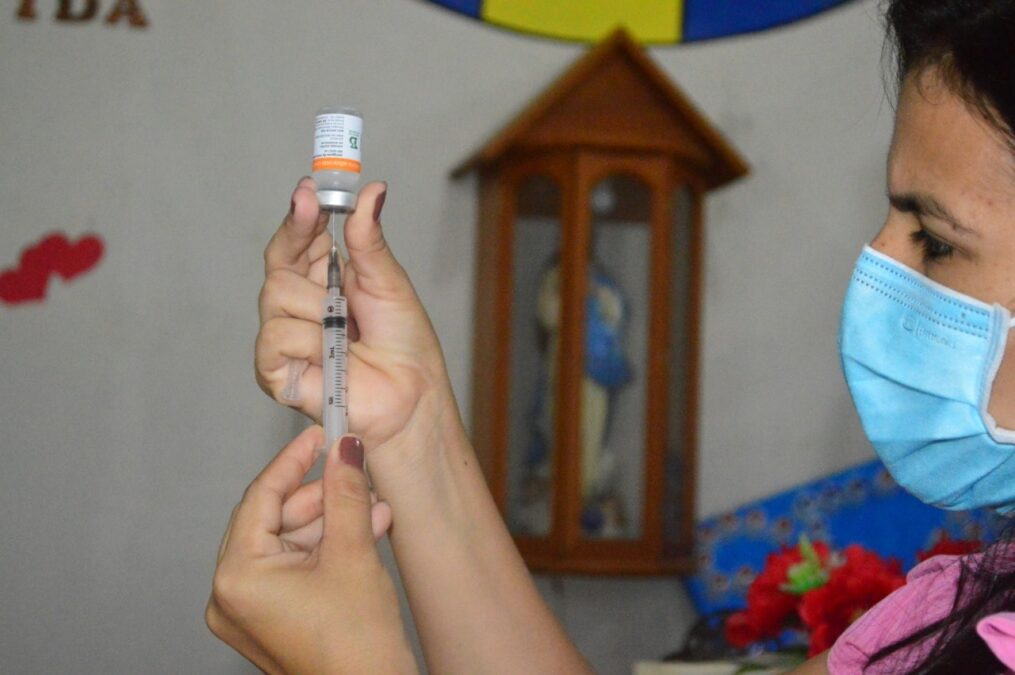 Após cobrança nas redes sociais, Secretaria de Saúde de Sena anuncia vacinação neste sábado (3) para idosos de 60 a 64 anos