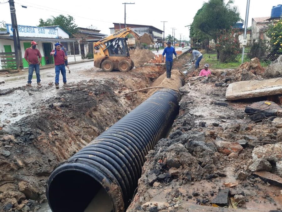 Trecho do rua Siqueira Campos recebe serviço de drenagem, em Sena Madureira