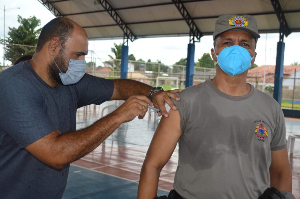 Sena Madureira inicia vacinação anti-covid em profissionais de Segurança Pública no município