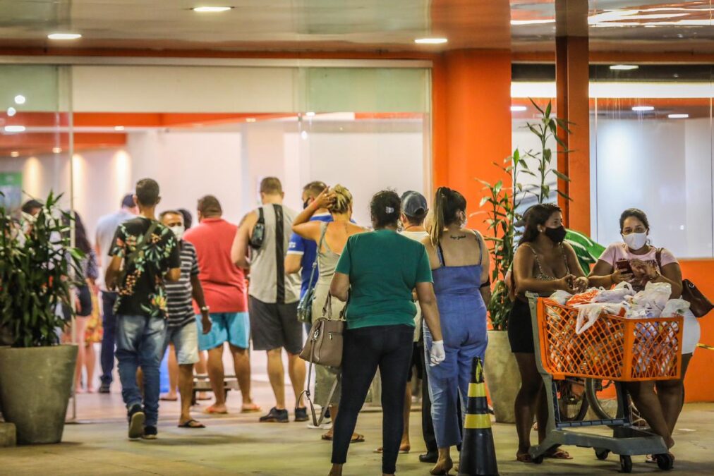 Governo publica decreto que permite reabertura do comércio no fim de semana e antecipa salário para a próxima segunda-feira