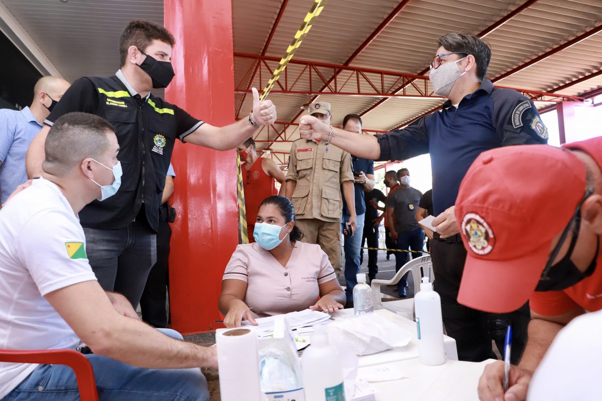 Vacinação de profissionais da segurança pública é iniciada no Acre