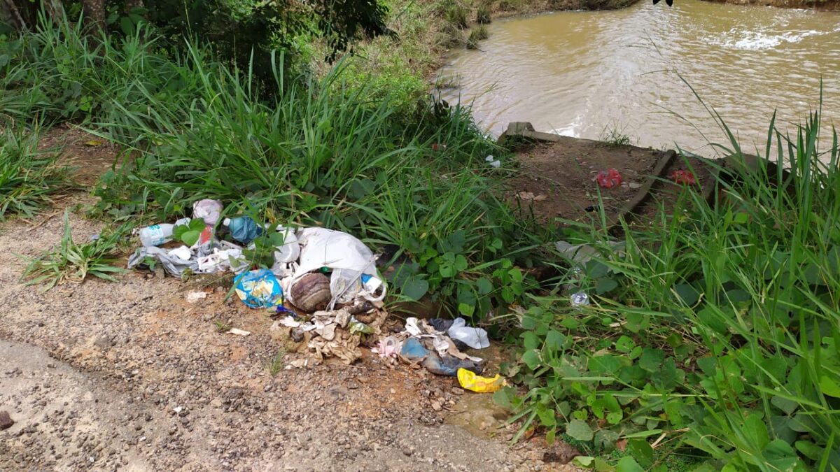 Lixo e embalagens de cerveja foi o que restou de domingo movimentado em “bueira” de Sena Madureira; “Tava lotado” diz moradora