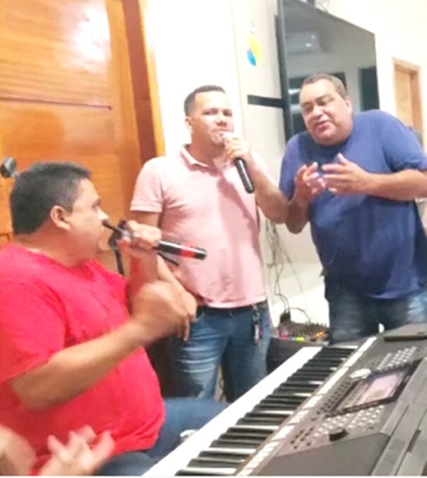 Quem é o cantor? Prefeito Mazinho aglomera em farra cantando “Todo mundo erra”