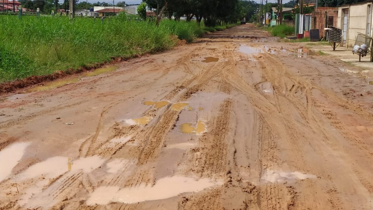 Rua Virgulino de Alencar em pleno centro e Sena continua em condições intrafegáveis