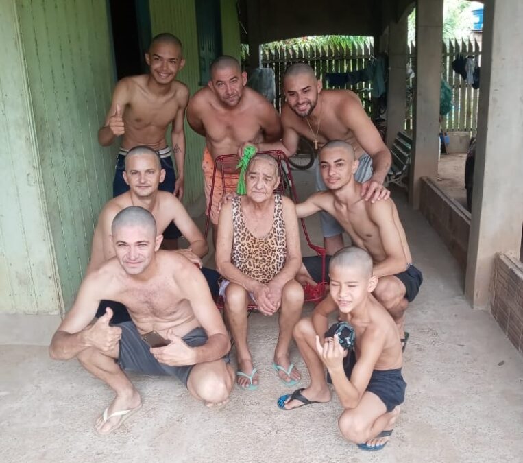 EMOCIONANTE: Filhos e netos raspam a cabeça em homenagem a moradora de Sena diagnosticada com câncer