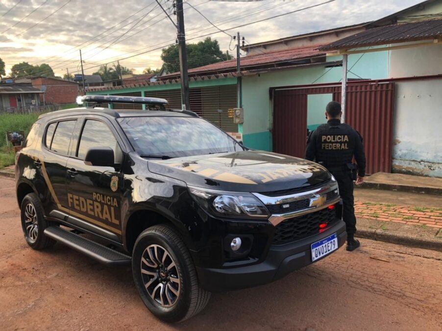 Em operação contra facções criminosas, polícia cumpre mandados judiciais em Sena Madureira