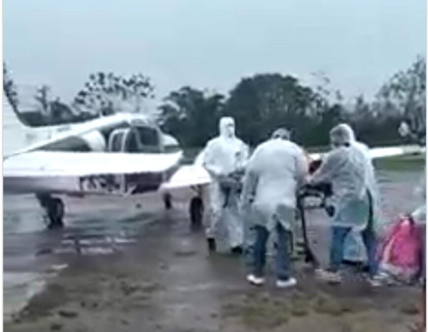 Sem ambulância, paciente grave é levado na carroceria de carro debaixo de chuva no Jordão