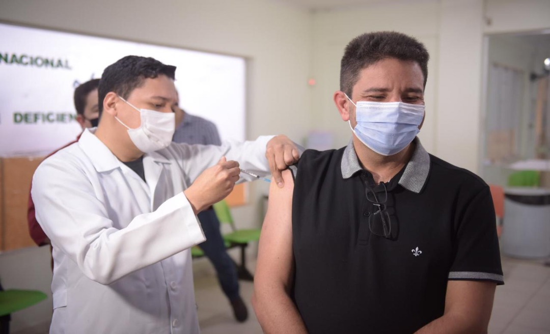 Gladson toma primeira dose da vacina anticovid em Rio Branco