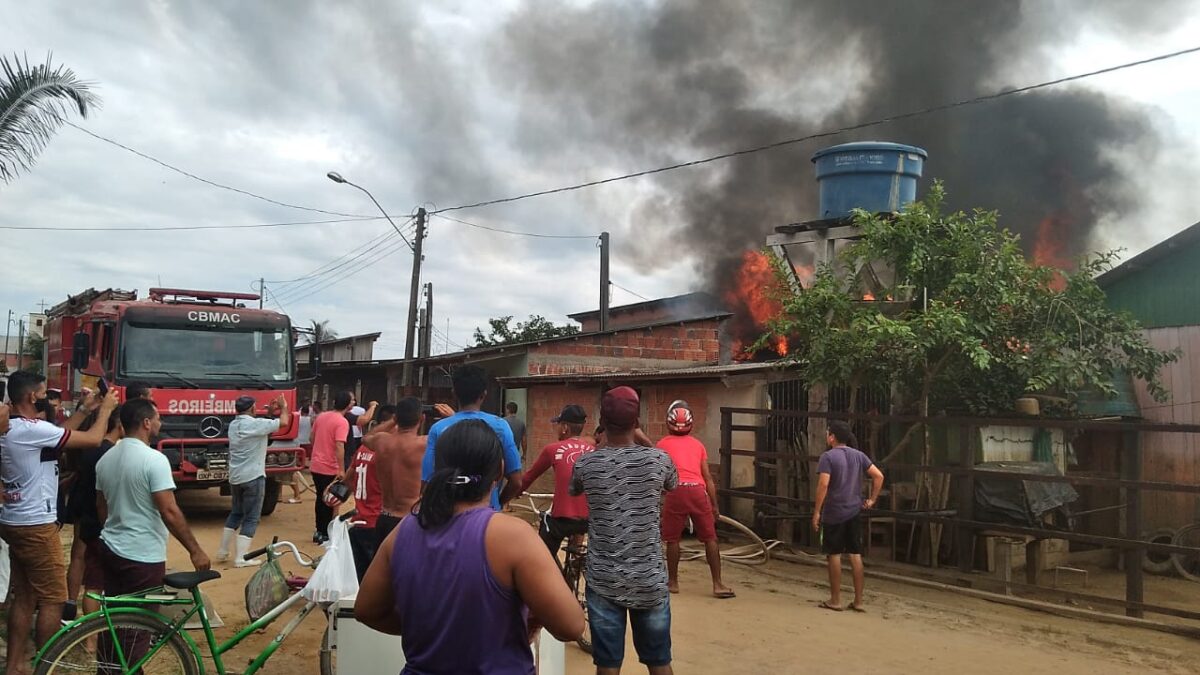 Família tem residência destruída por incêndio em Sena Madureira
