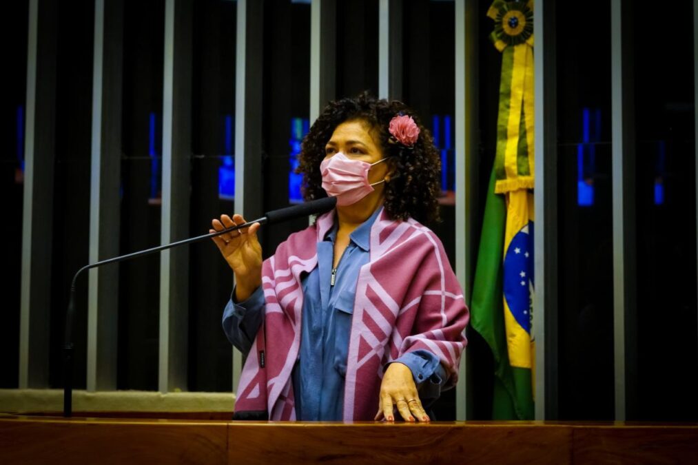 “Os profissionais da Educação se sentem abandonados pelo Governo”, afirma Perpétua Almeida