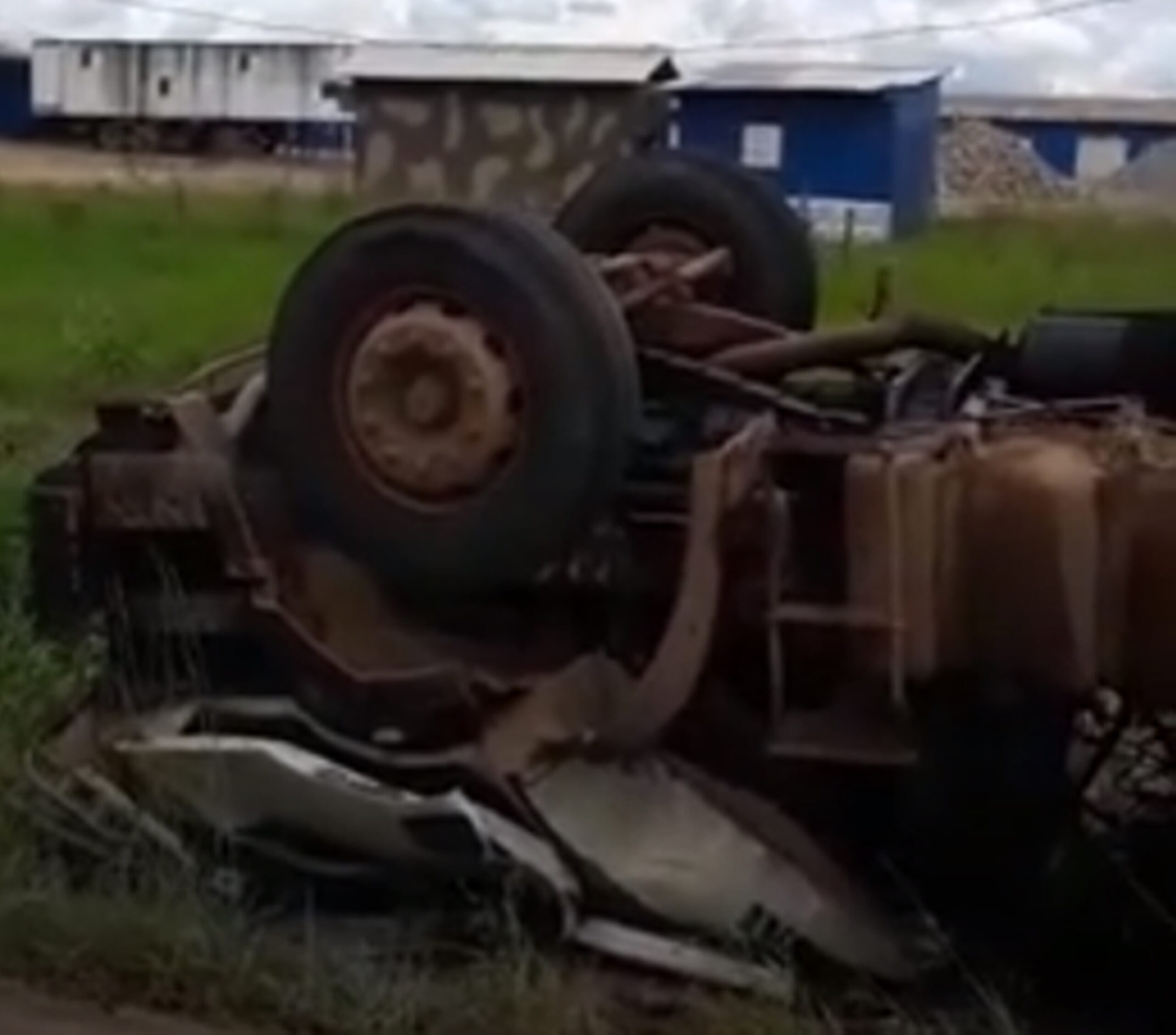 Vídeo: Carreta que transportava madeira tomba na BR 364 próximo ao acampamento do 7º BEC