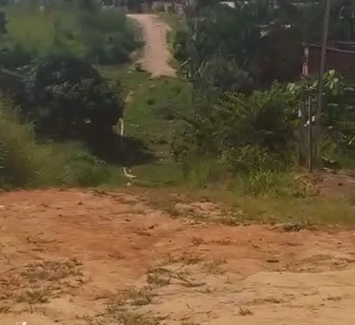 Vídeo: Moradora do bairro Eugênio Areal cobra iluminação pública e pavimentação em sua rua