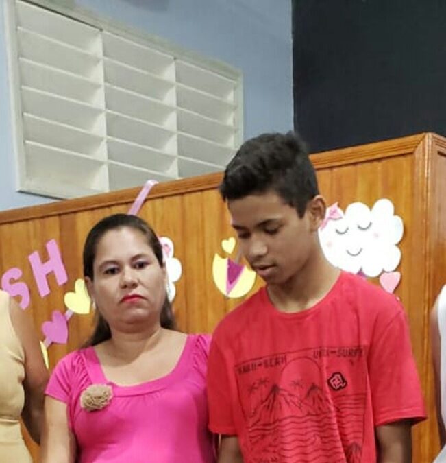 Jovem que ficou três meses internado após se afogar em igarapé tem alta e ainda não sabe que mãe morreu de Covid
