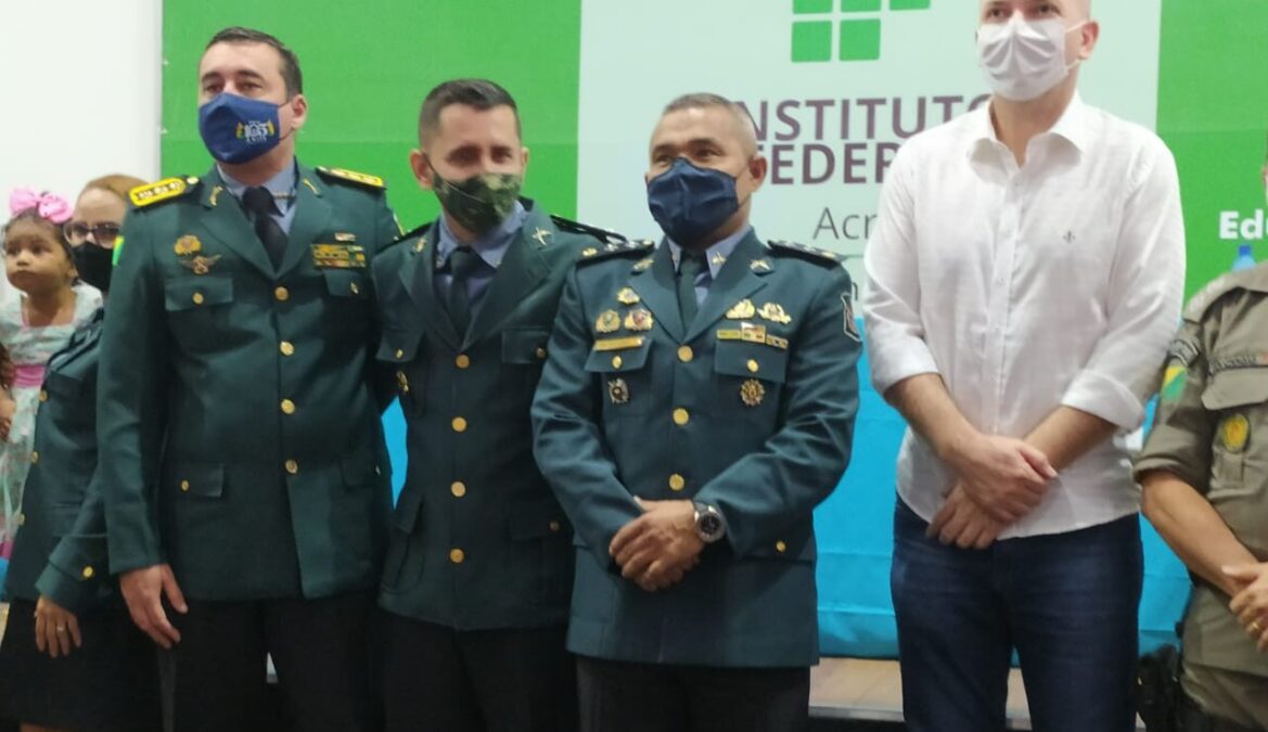 Polícia Militar realiza formatura em homenagem a promoção de oficiais e praças do 8° BPM.