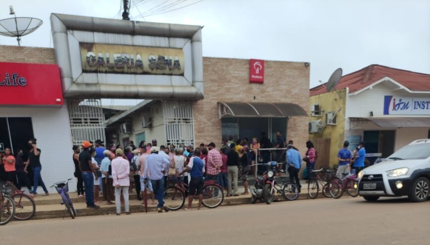 Em frente agência do Bradesco de Sena usuários aglomeram, se irritam e reclamam falta de estrutura para atendimento