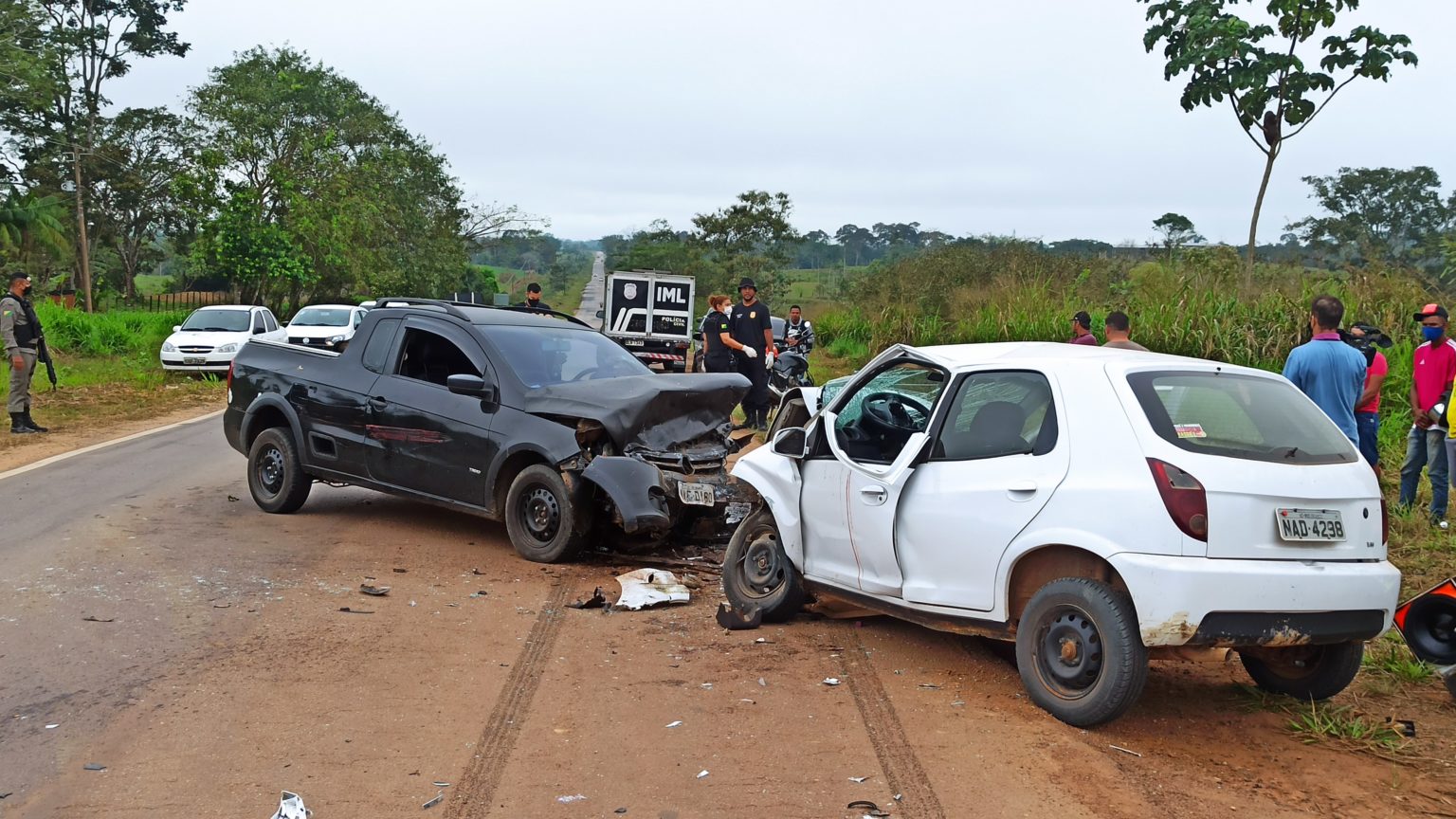 Acidente entre dois carros deixa uma pessoa morta e outra ferida na estrada do Bujari