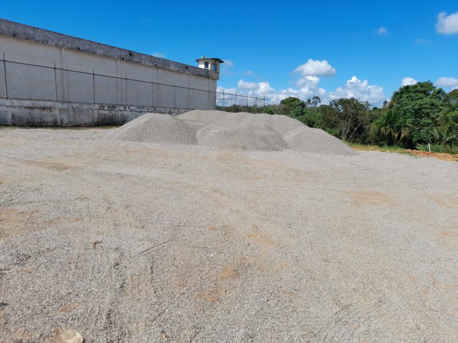 Deracre de Sena Madureira recebe insumo para microrrevestimento da estrada Mário Lobão