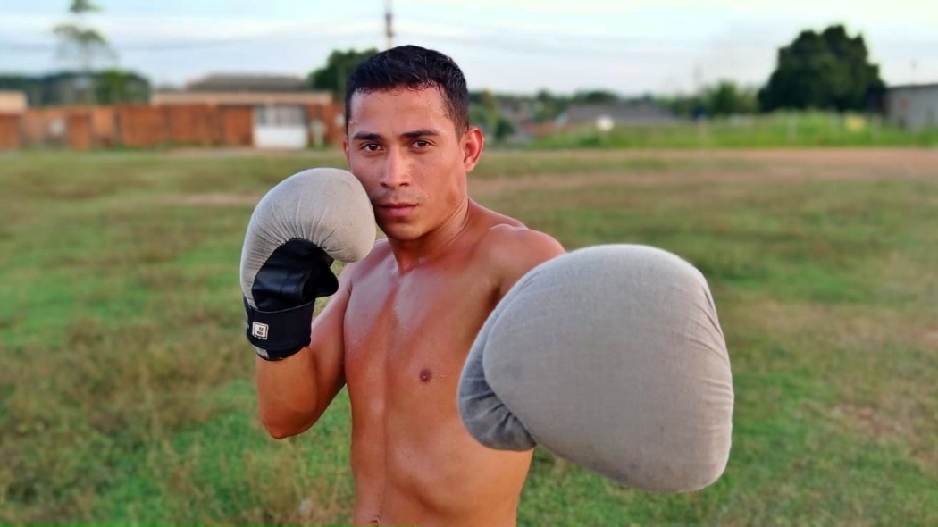 Jovem pugilista da periferia representará o Acre em evento internacional de boxe, mas precisa de ajuda