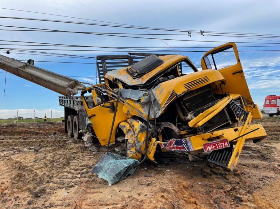 Caminhão colide contra poste e deixa Mâncio Lima e Rodrigues Alves sem energia elétrica