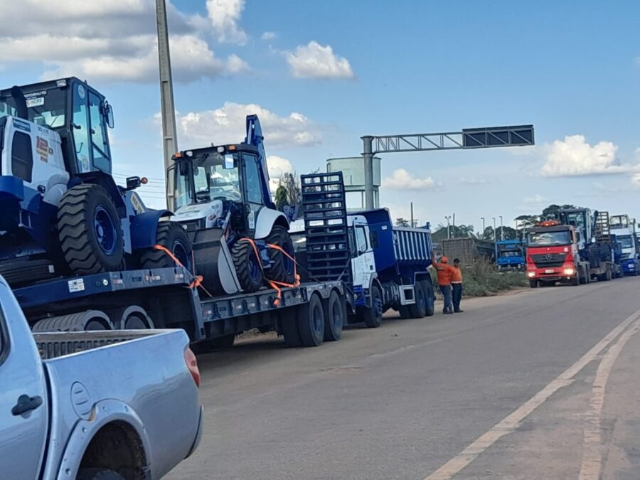Gladson honra compromisso e encaminha máquinas novas para Sena Madureira