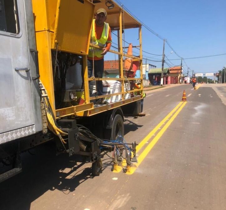 GOVERNO DO ACRE EM AÇÃO: Equipe do Detran realiza melhorias na sinalização das ruas de Sena Madureira