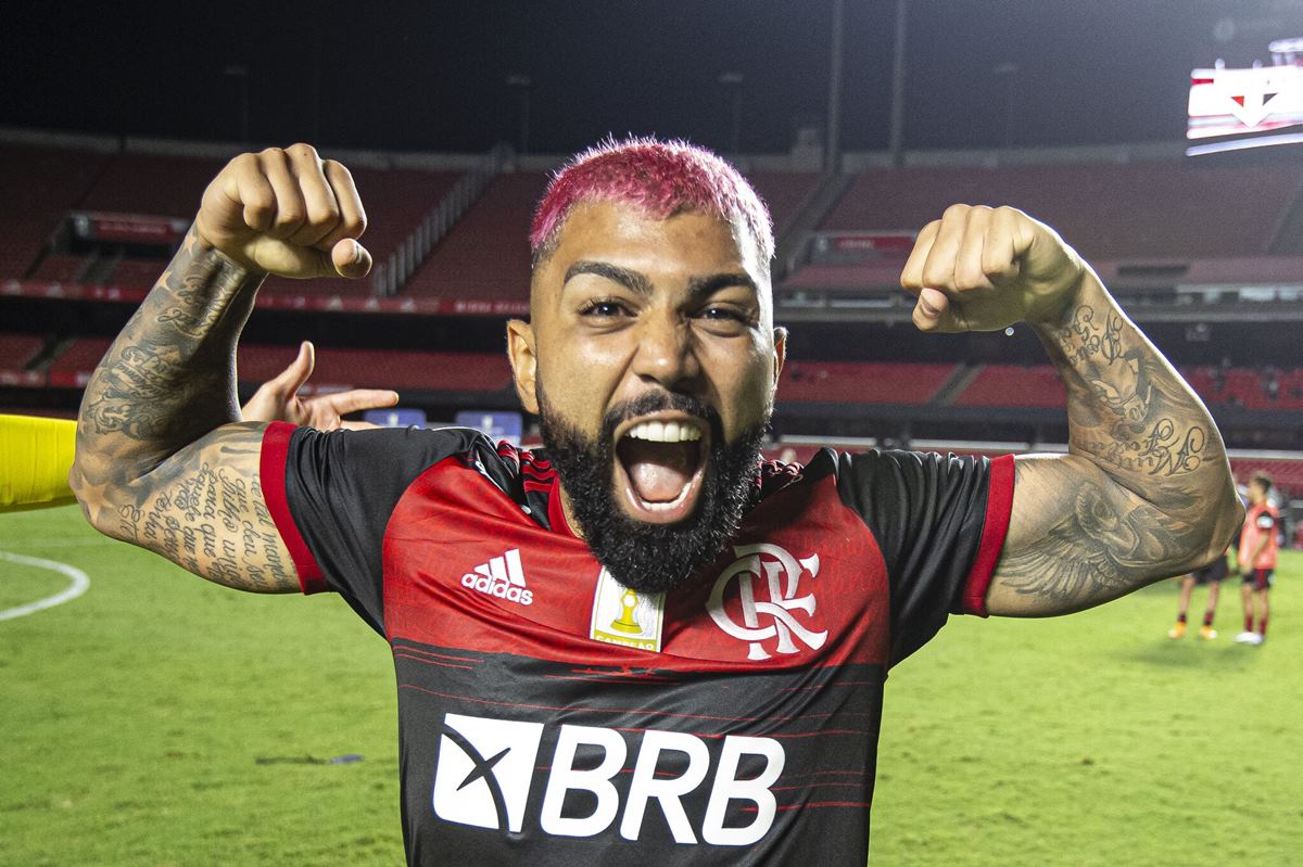 Xô zica! Gabigol e Marcos Braz zombam de vidente com aterrissagem no RJ