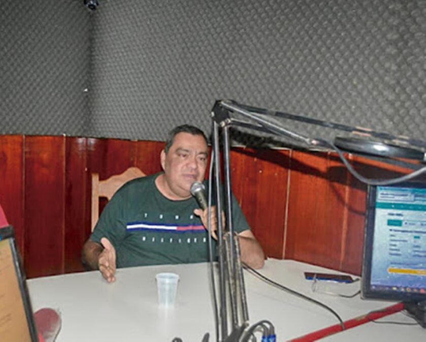 Descontrolado, prefeito Mazinho vai à rádio de Sena proferir ofensas contra governador Gladson Cameli