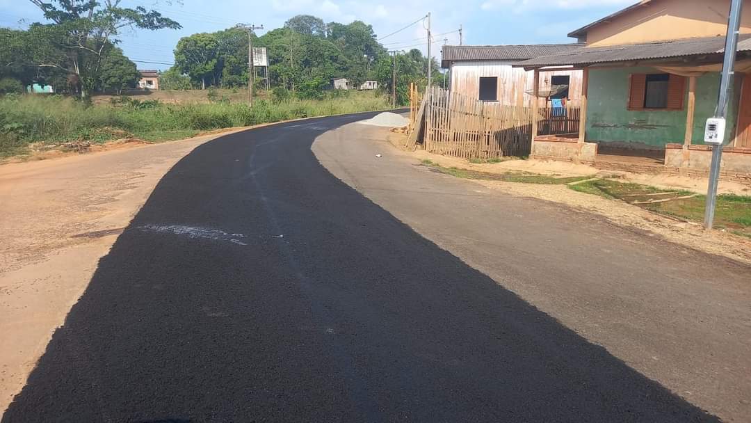 Segunda camada do microrrevestimento começa a ser aplicada na estrada Mário Lobão, no segundo distrito de Sena Madureira