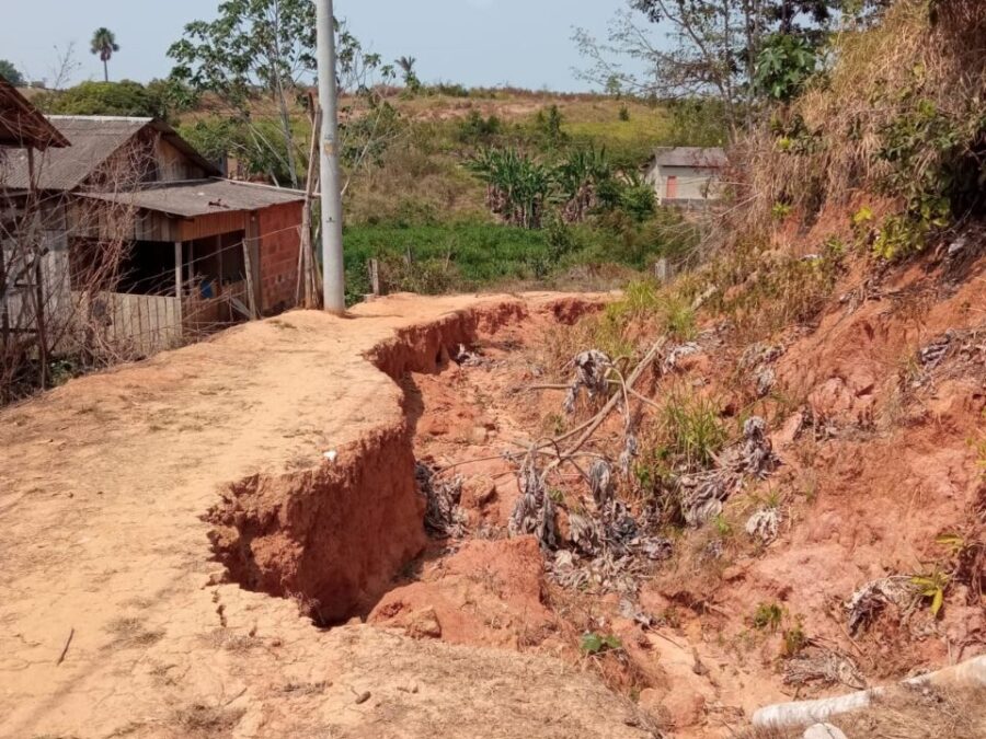 Moradores do Bairro Eugênio Areal cobram melhoramento em Rua: “Aqui tem uma cratera e o poste de energia está prestes a desabar”