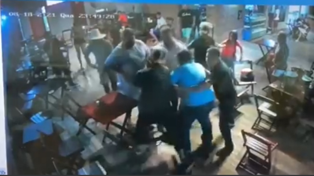 Video mostra vereador Elvis Dany sendo agredido por jovem em bar de Sena Madureira