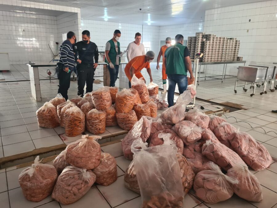 Cerca de 1,5 toneladas de alimentos vencidos e irregulares são apreendidos no presídio de Senador Guiomard