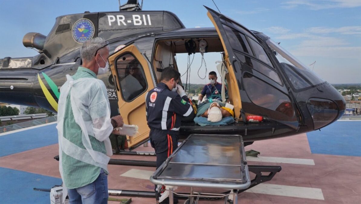 Helicóptero regata homem atingido por árvore na zona rural de Xapuri