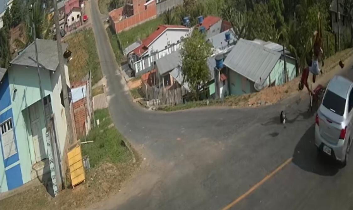 Vídeo: Acusados de roubo tentam fugir da polícia, sofrem acidente e caem de barranco no Acre