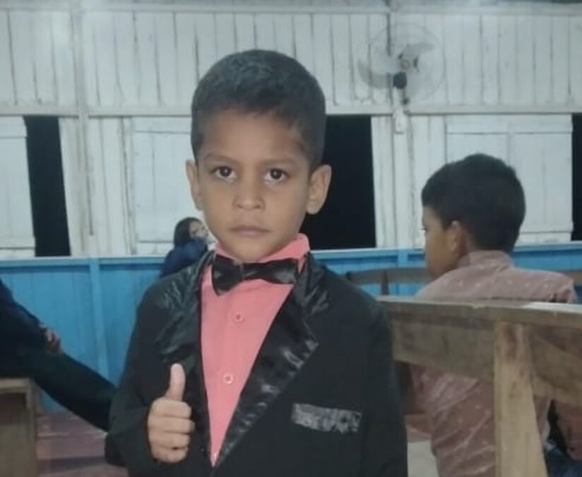 Menino de 6 anos que caiu dentro de tacho de leite fervendo é retirado da sedação em hospital no Acre