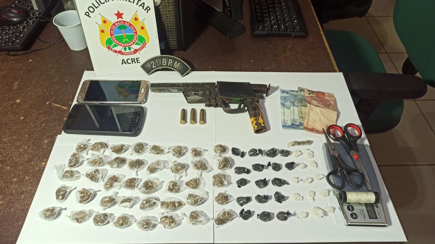 Polícia fecha “boca de fumo” e prende traficante no Segundo Distrito da Capital